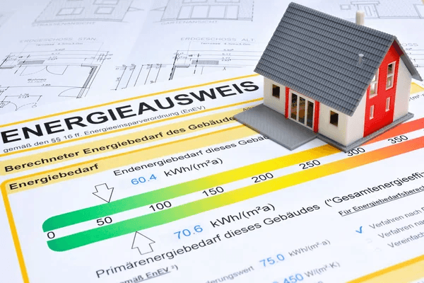 Ein Energieausweis wird entweder als Verbrauchsausweis oder Bedarfsausweis ausgestellt für z.B. Immobilienanzeigen. Das GEG legt in § 87 fest, dass bestimmte Angaben aus dem Energieausweis bereits in der Immobilienanzeige enthalten sein müssen. Im Neubau wird immer ein Energiebedarfsausweis erstellt. Ein Energieausweis wird entweder als Verbrauchsausweis oder Bedarfsausweis ausgestellt für z.B. Immobilienanzeigen. Das GEG legt in § 87 fest, dass bestimmte Angaben aus dem Energieausweis bereits in der Immobilienanzeige enthalten sein müssen. Im Neubau wird immer ein Energiebedarfsausweis erstellt.